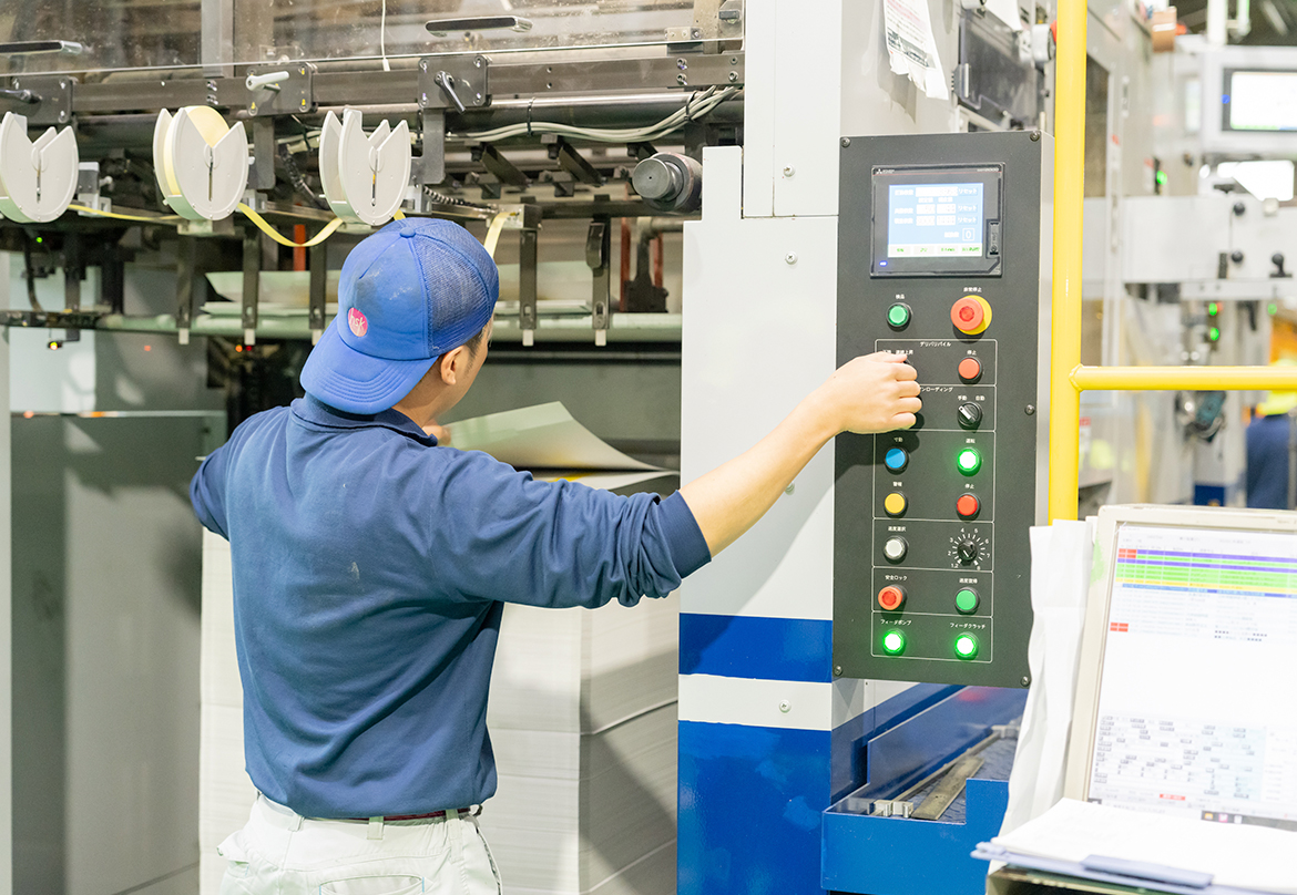 専用の機械を使って箱の形状に段ボールシートを型抜きします。