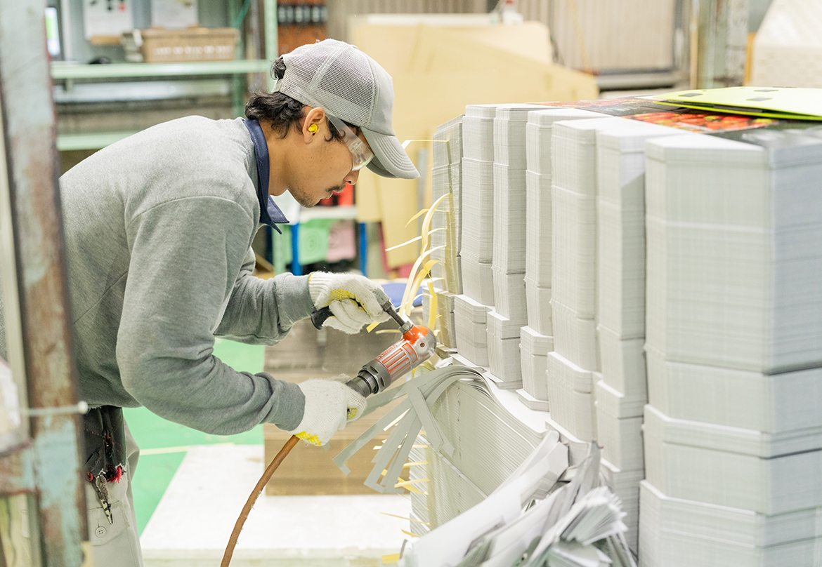 型抜きした段ボールシートから不要な部分を取り除きます。