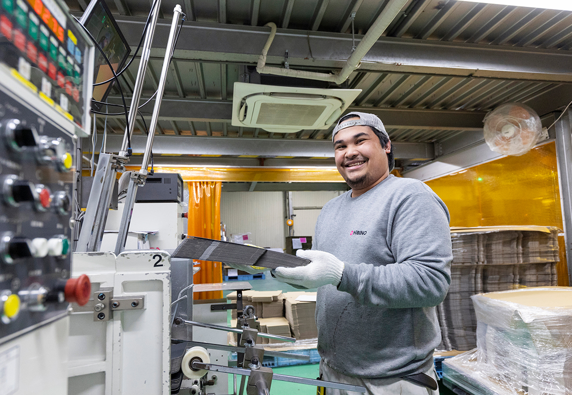 機械を使って糊付けを行い、箱の形に仕上げます。