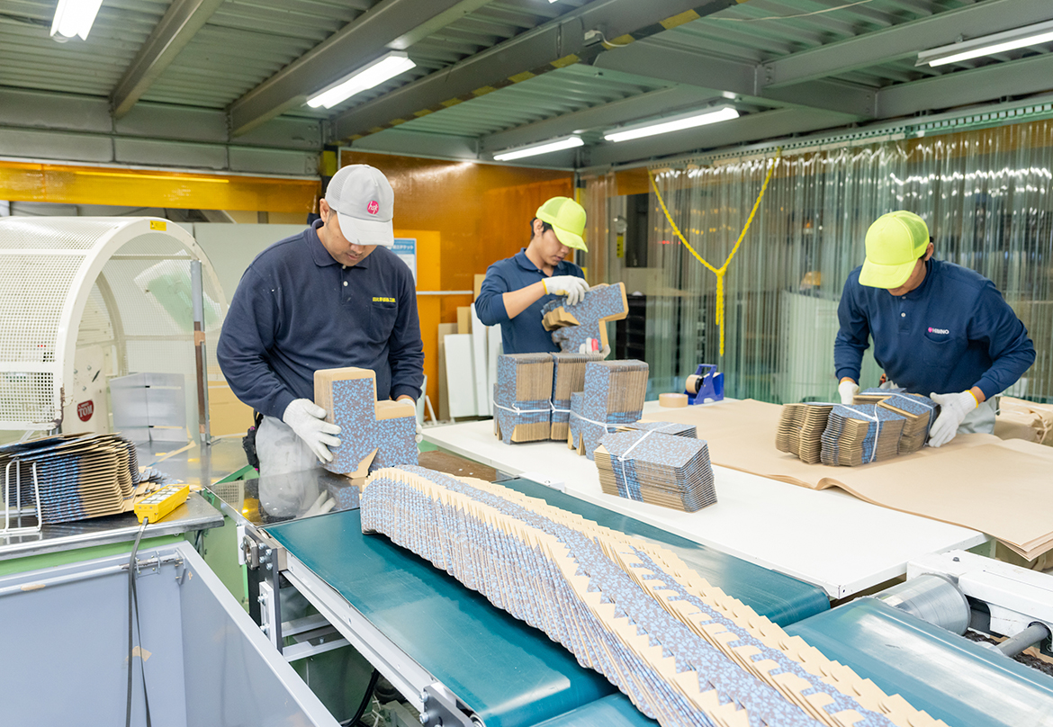 完成した製品に不良がないかチェックし、梱包・納品します。